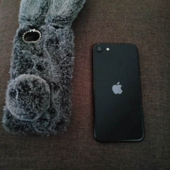 Black Iphone SE - Picture 3 of 4